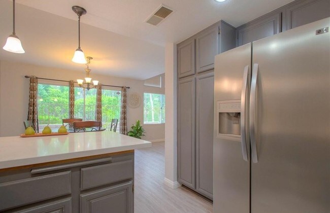 Refrigerador - 1827 Borrego Dr