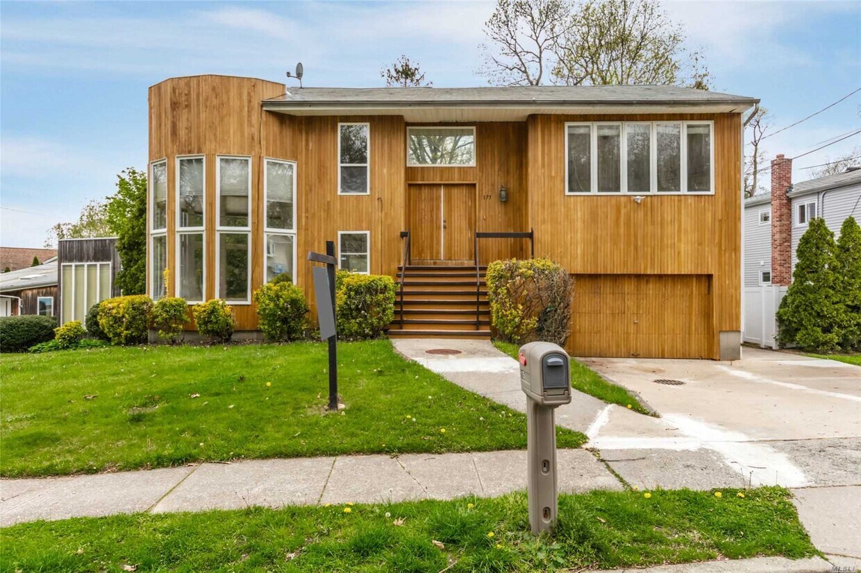 Primary Photo - 175 Iceland Dr