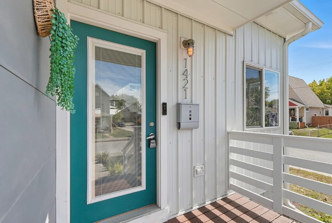 Building Photo - Beautiful 3 Bedroom 2.5 Bathroom Home!