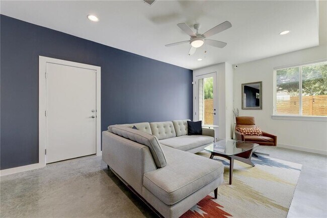 Building Photo - 801 N Bluff Dr