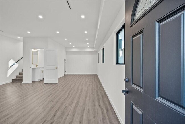Foto del edificio - 6245 McLaren Ave