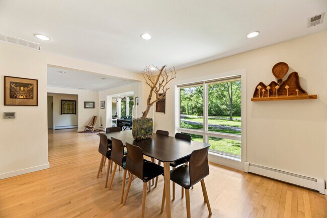 Foto del edificio - 1355 Woodland Ln