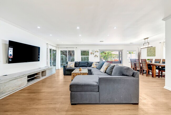 Foto del edificio - 7713 Oakdale Ave