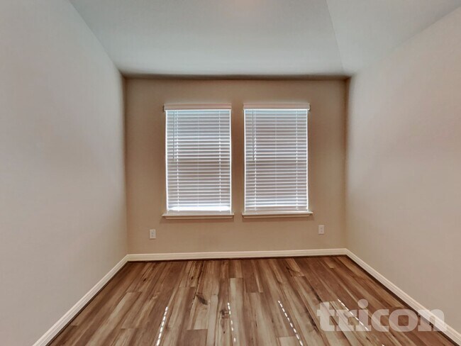 Foto del edificio - 13548 Paxton Blvd