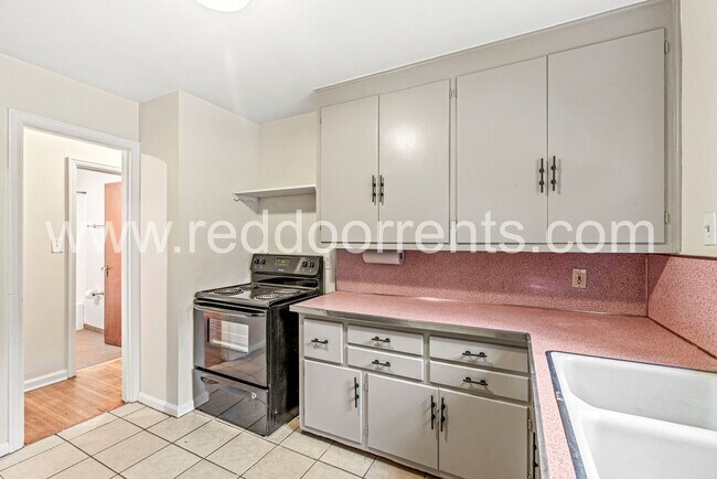 Foto del edificio - 4925 Crittenden Ave