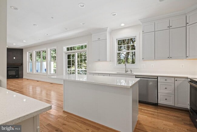 Building Photo - 922 Waterview Dr