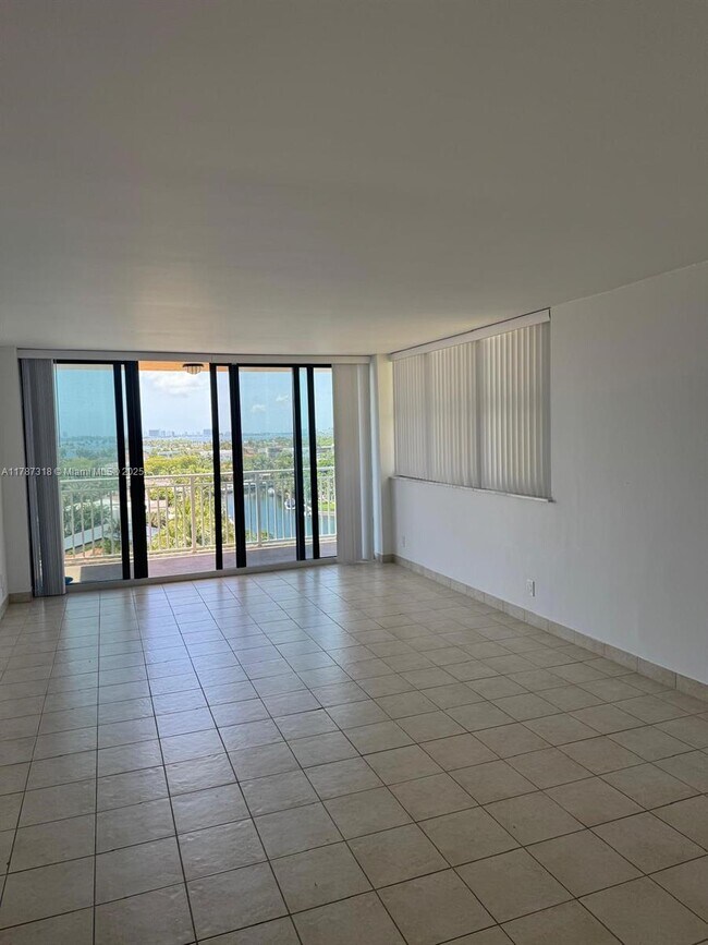 Foto del edificio - 2450 NE 135th St