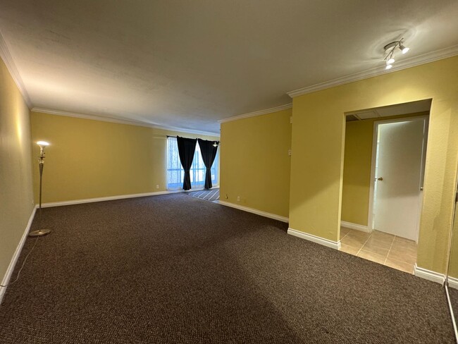 Building Photo - Centrally located Condo in a desirable nei...