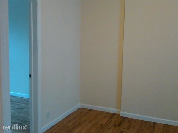 Building Photo - 3423 Steinway St