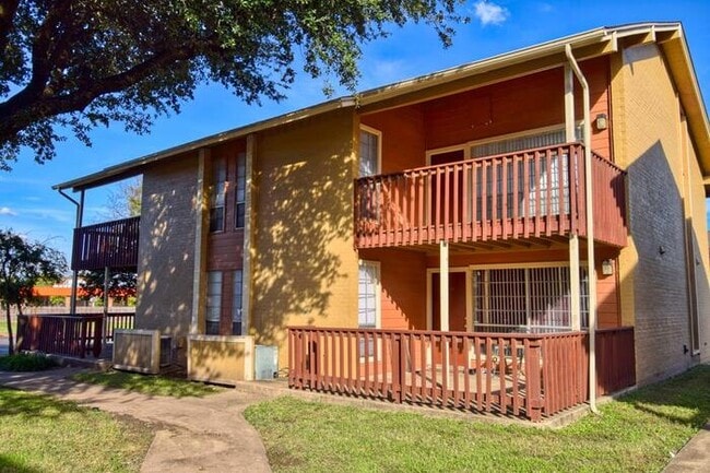 Foto del edificio - 1370 Rigsbee Dr