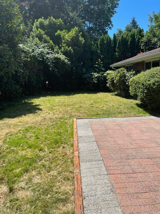 Building Photo - Nice and Spacious Home in Bellevue with Ya...