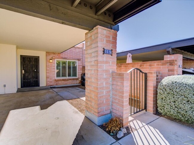 Foto del edificio - 5526 N Arroyo Grande Dr