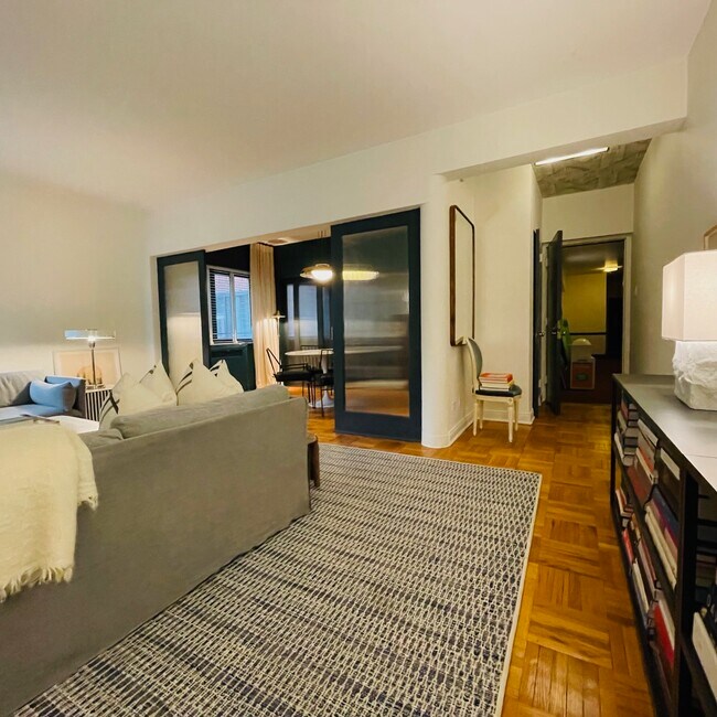 Foto del edificio - 5048 N Marine Dr