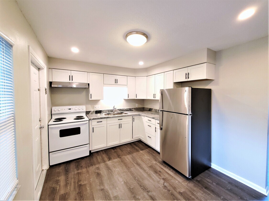 Foto principal - 923 Highland Ave N