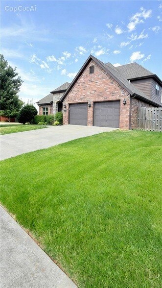 Building Photo - 4201 SW Layton Rd