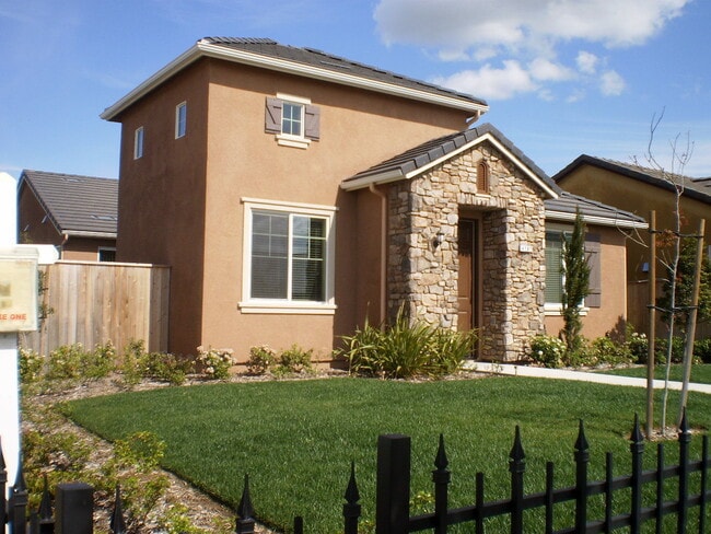 Building Photo - Fantastic Harlan Patio Home with Fenced Fr...