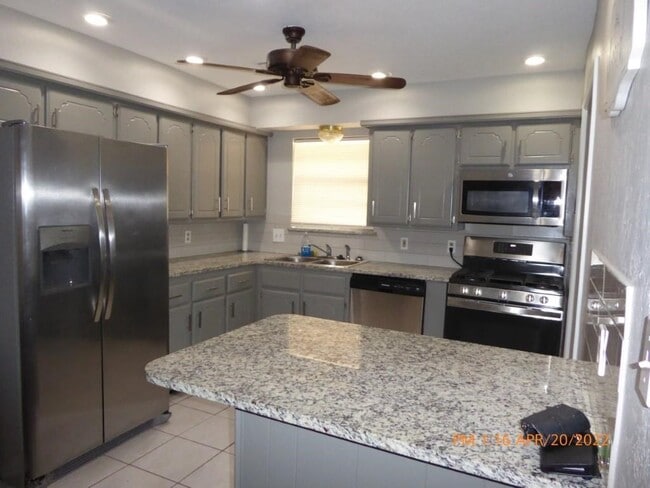 Foto del edificio - 1706 NW Gray Warr Pl