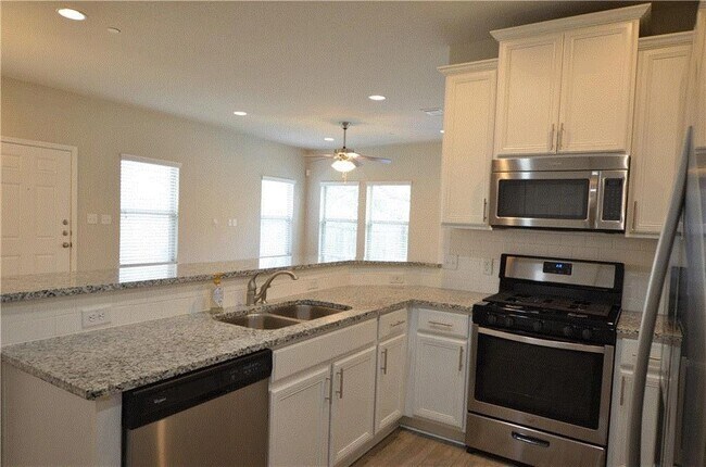 Foto del edificio - 2304 S Lakeline Blvd
