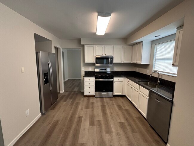 Foto del edificio - 825 Bernese Ct