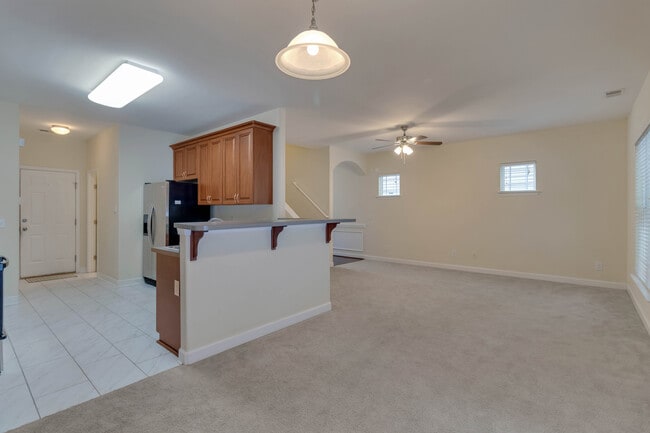 Building Photo - 650 Summer Hill Way