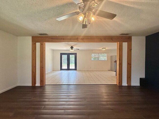 Building Photo - Spacious 3 Bedroom Home in Whitehouse ISD! Tour Today!