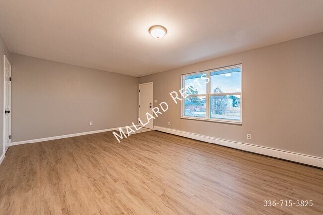 Building Photo - Massive All-brick Ranch Home on spacious l...