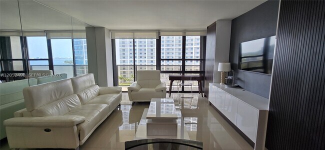 Foto del edificio - 600 NE 36th St