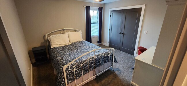 Building Photo - Don't Miss Out On This Spacious 4-Bedroom ...