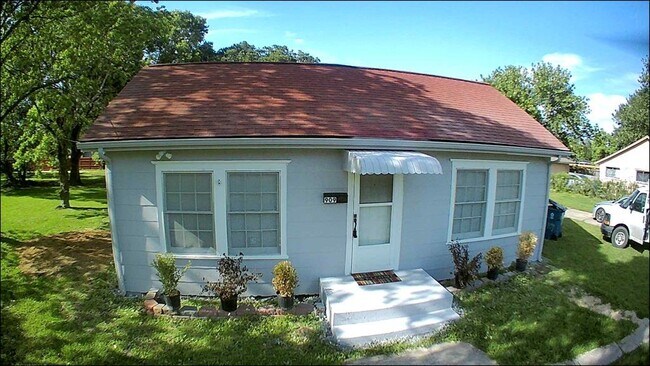 Building Photo - 909 Ave F