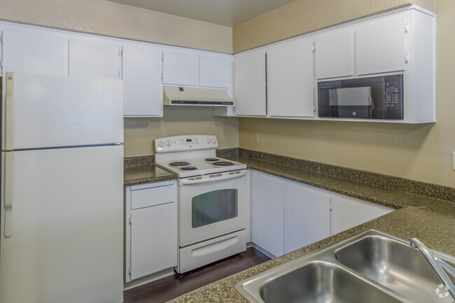 1BR, 1BA - 750SF - Huntington Square