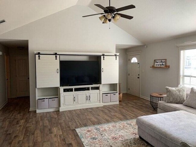 Foto del edificio - Beautiful 3BD/2BA Home in Miller Farms Subdivision! Close to Base! Fenced in Backyard!