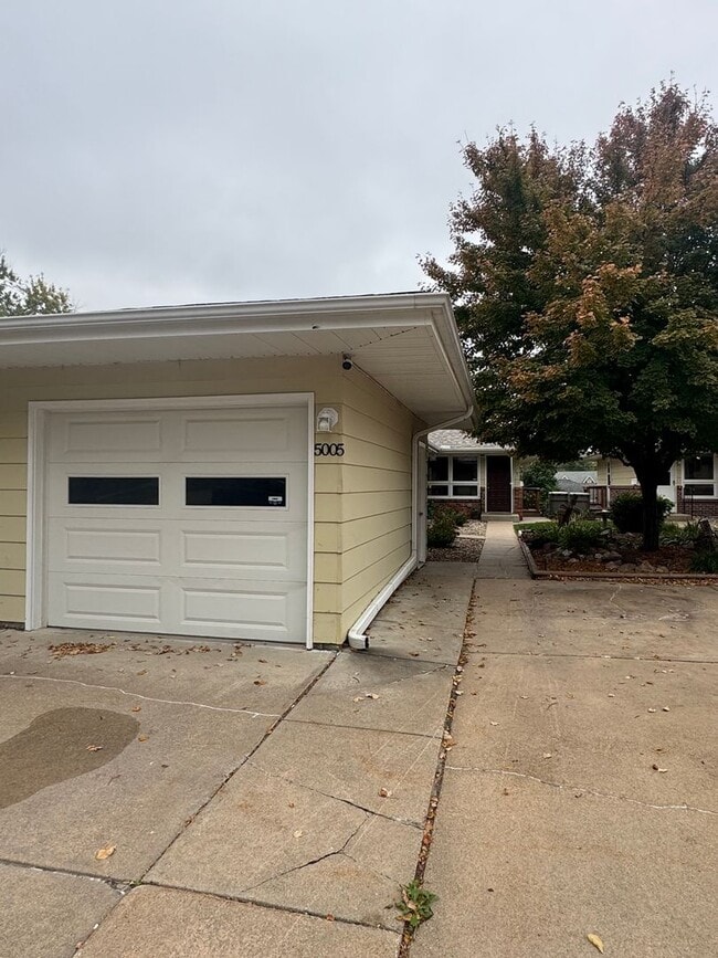 Foto del edificio - 5001-5005 Meredeth