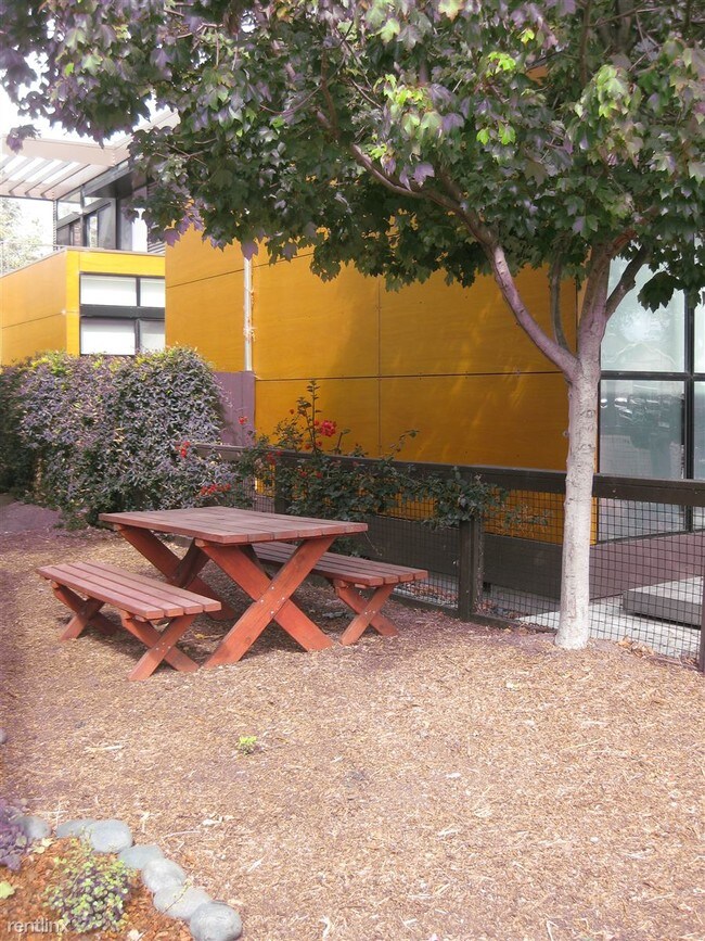 Building Photo - 2 br, 1 bath Duplex - 1300 55th St