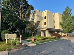 Building Photo - 770 Deer St
