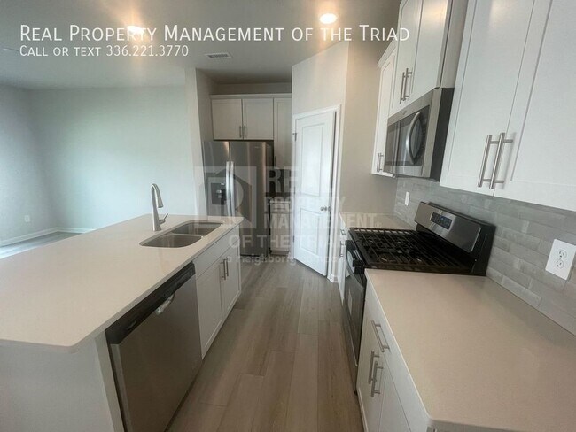 Building Photo - Lovely 3 bedroom, 2.5 bath Townhouse - Bra...