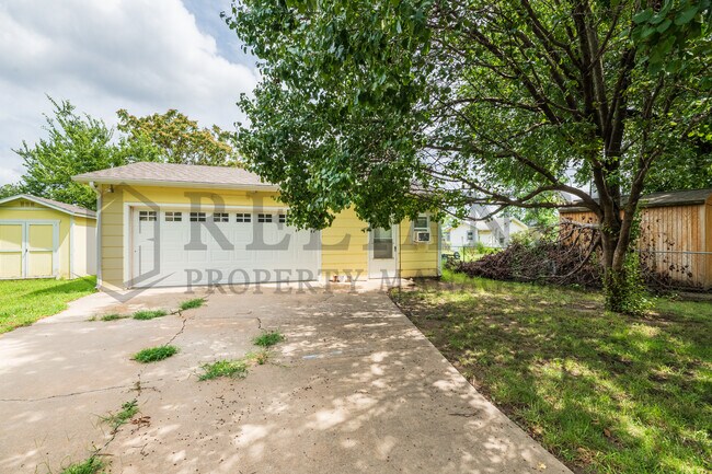 Building Photo - 418 N Florence St