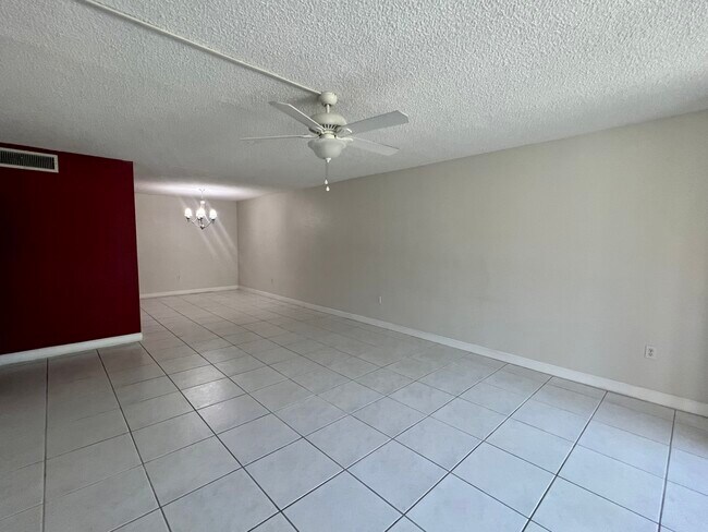 Sala de estar y comedor - 6901 SW 147th Ave