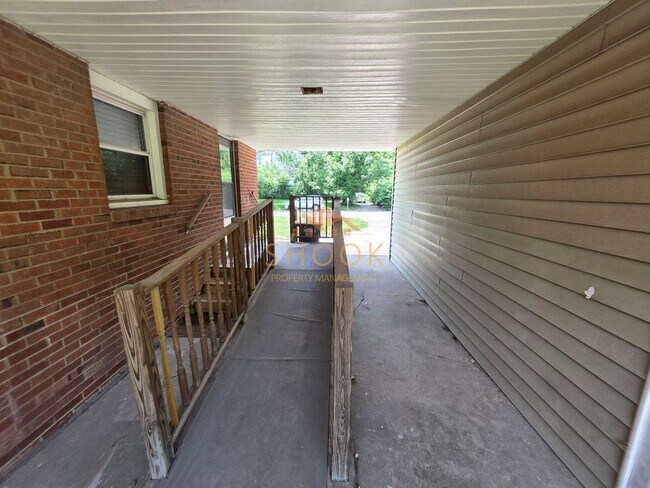 Building Photo - GORGEOUS ALL BRICK HOME CLOSE TO CAMPUS