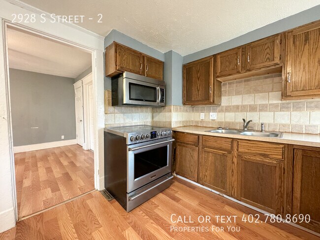 Building Photo - 2 bed 1 bath duplex with garage!