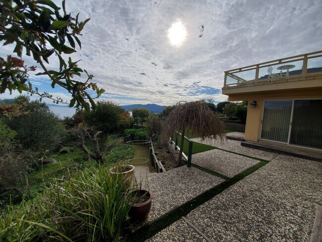 Building Photo - 6 Southridge Rd E