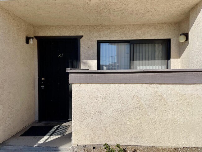 Building Photo - New Flooring, no carpet. 2bed 2bath Gated Community with a Swimming Pool
