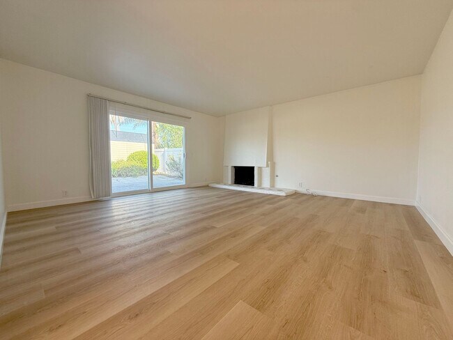 Foto del edificio - 4 Bed +2 Bath + 2 Car Garage - South HB