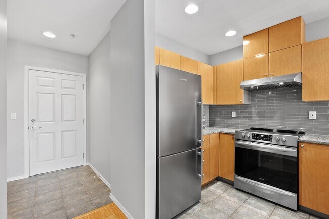 Building Photo - SPACIOUS, AIRY and MODERN Corner Unit in N...