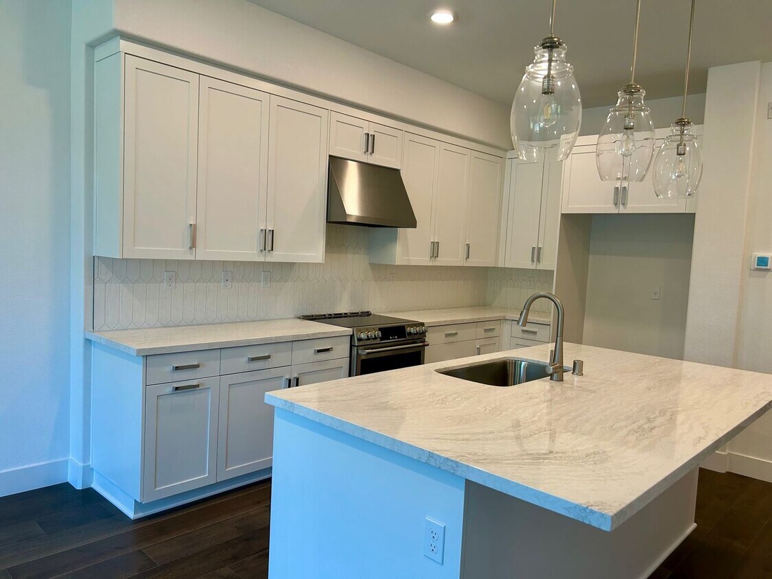 Foto principal - Brand new townhouse, 3 bed / 3 bath, 2 car...