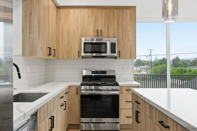 Foto del edificio - 5805 Kester Ave