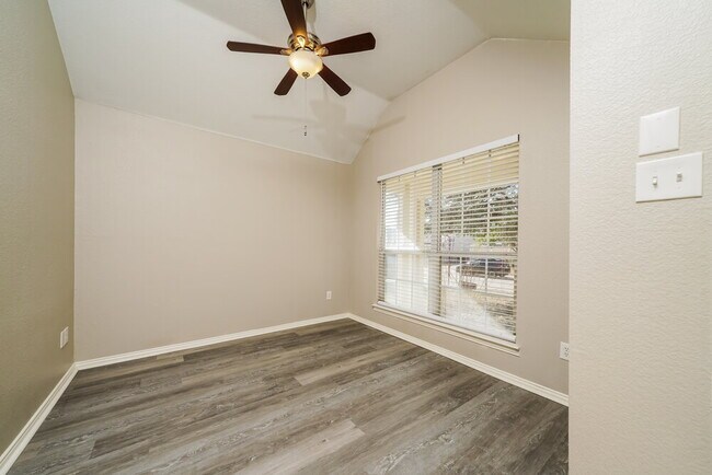 Building Photo - 409 Creekview Dr