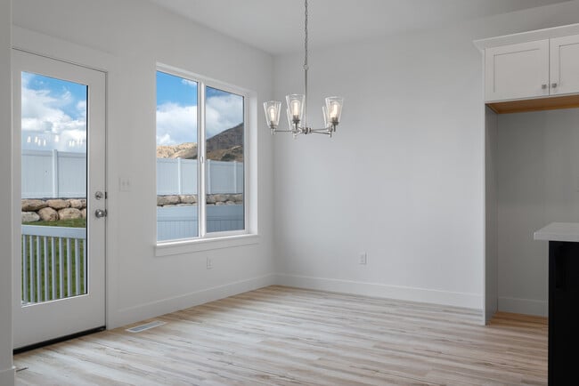 Building Photo - 686 S 4500 S
