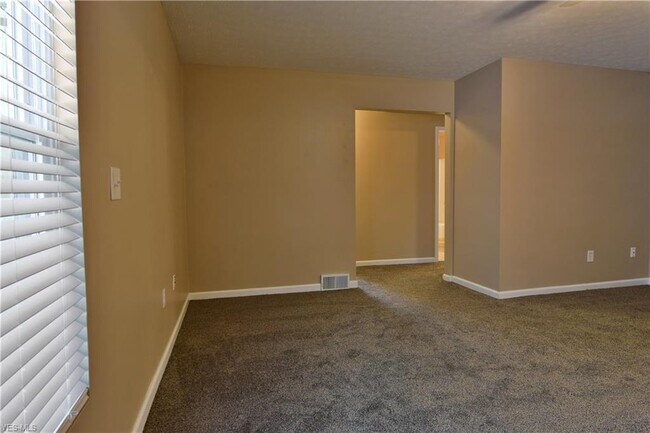 Foto del edificio - 242 Old Oak Dr