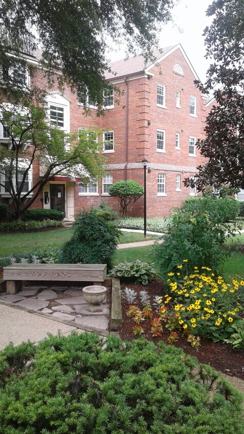 Building Entrance - 2111 N Scott St