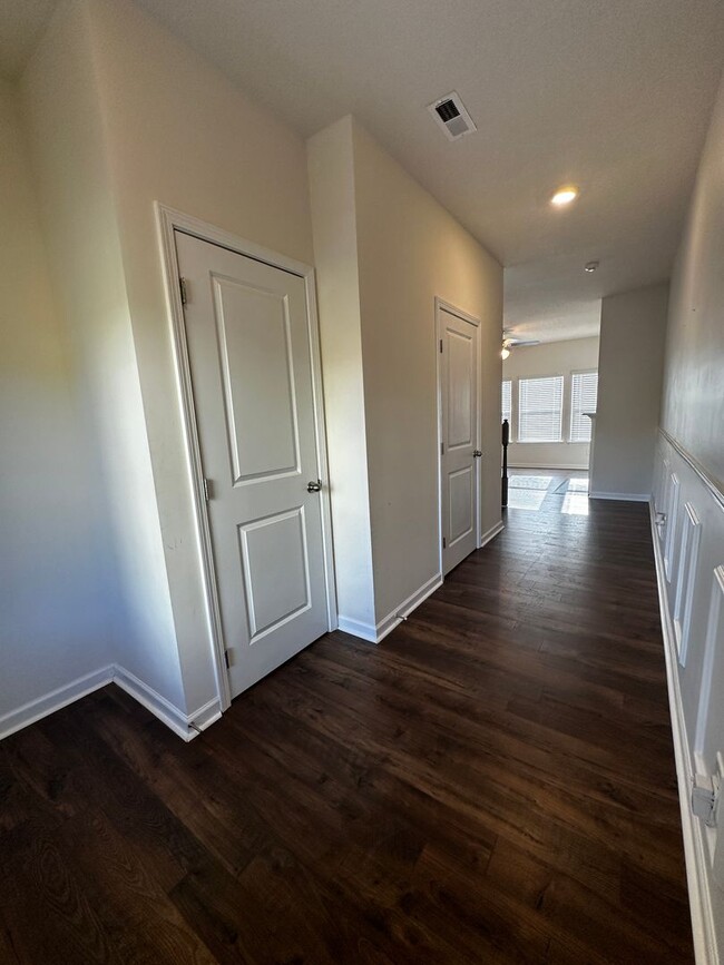 Building Photo - 4 bed/2.5 bath home - E Morristown